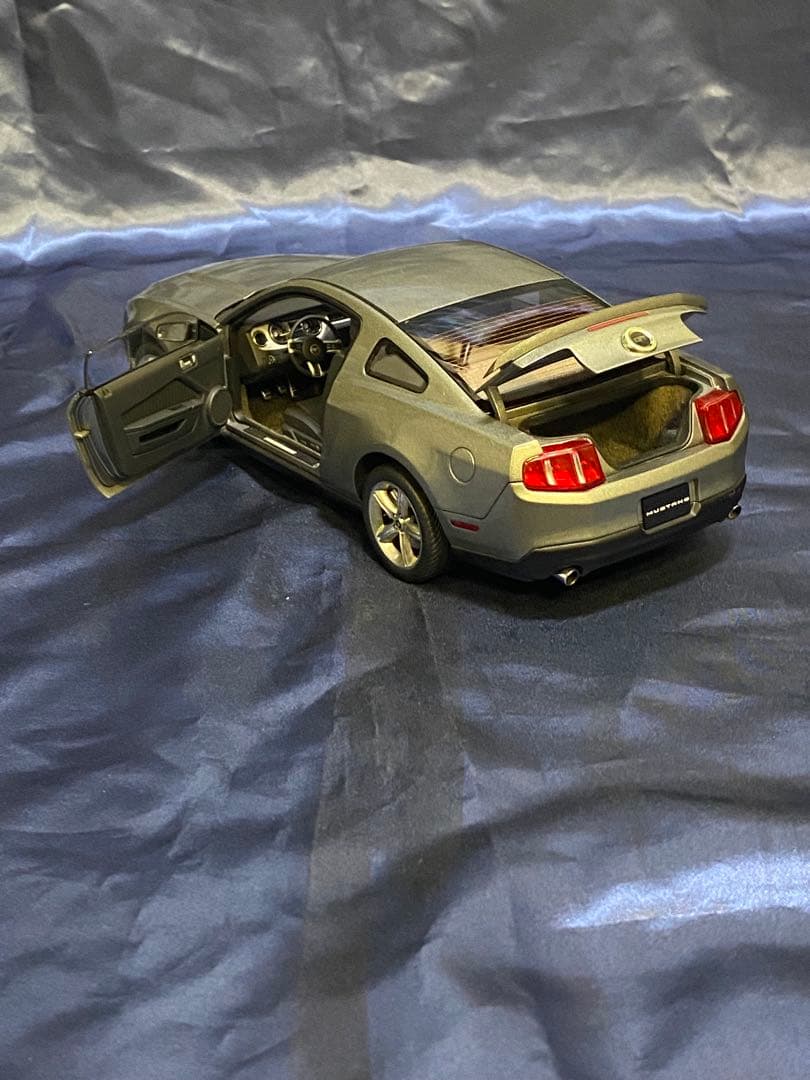 オートアート　絶版1/18 マスタングGT 2010 グレーメタリック　箱無し