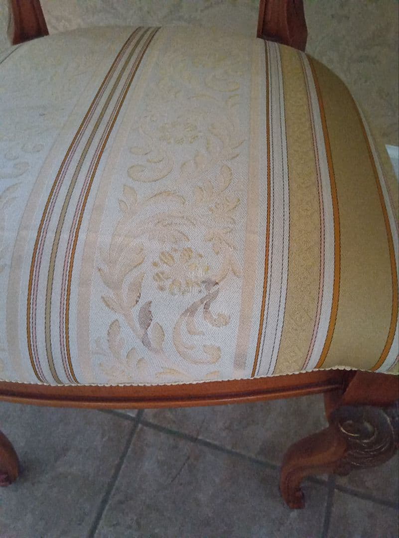 西洋スタイルの木製椅子