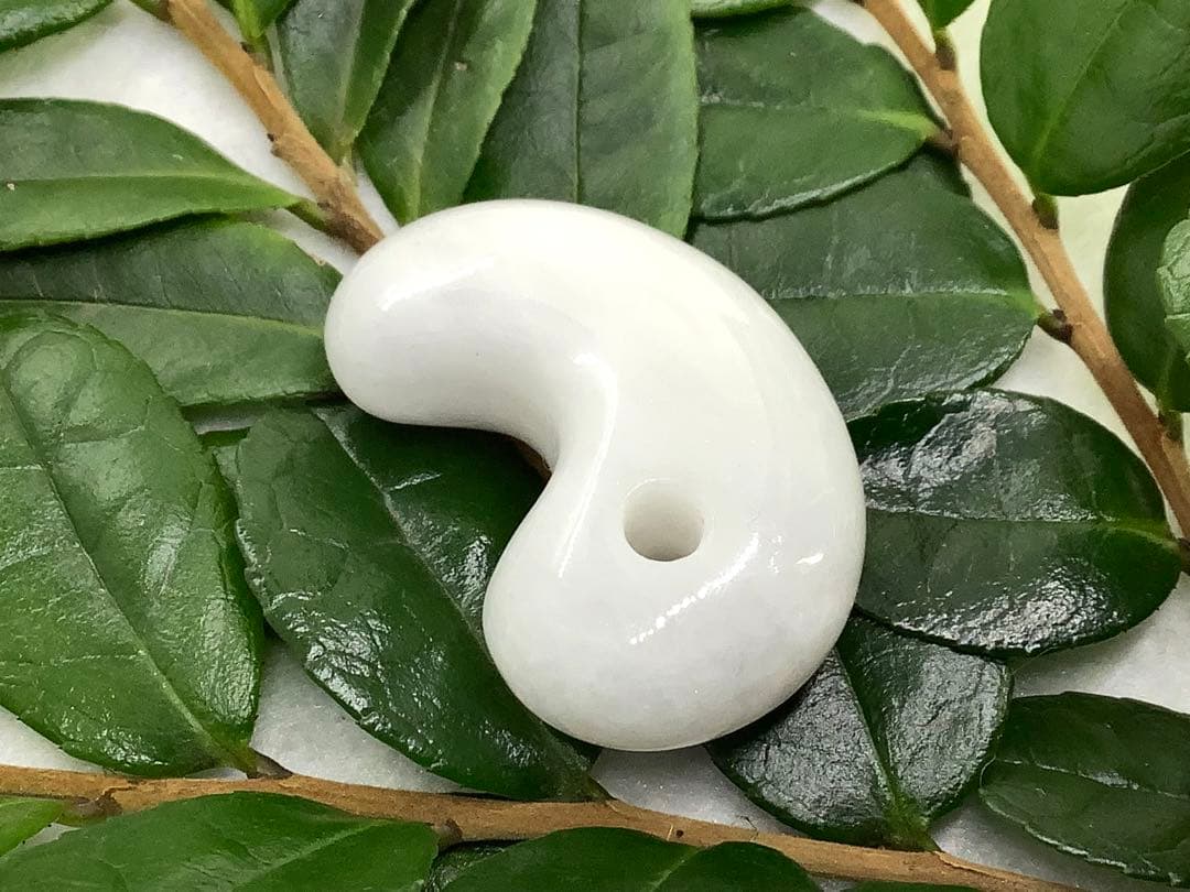 ⭕️お値段ご遠慮無く‼️　糸魚川翡翠勾玉の白翡翠お探しの方　卸しお値段にて　お早目に