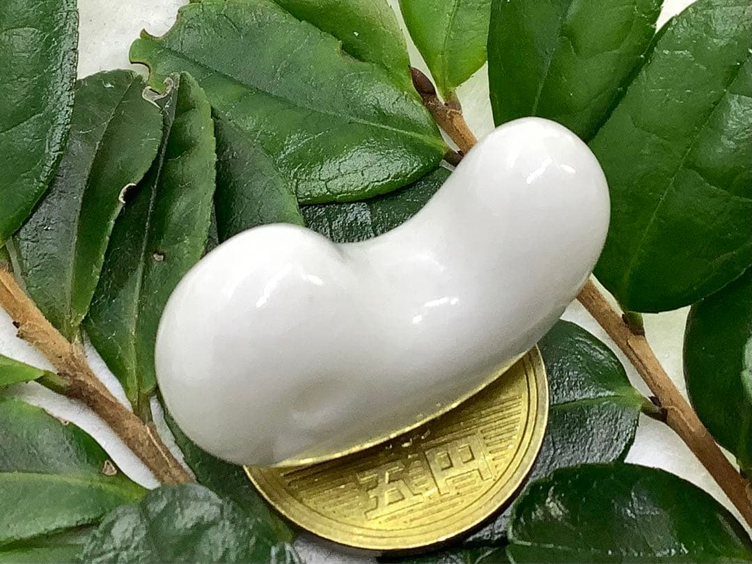 ⭕️お値段ご遠慮無く‼️　糸魚川翡翠勾玉の白翡翠お探しの方　卸しお値段にて　お早目に