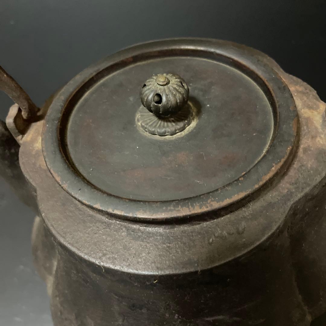 連休SALE！時代物　大きな花形　鉄瓶　m18