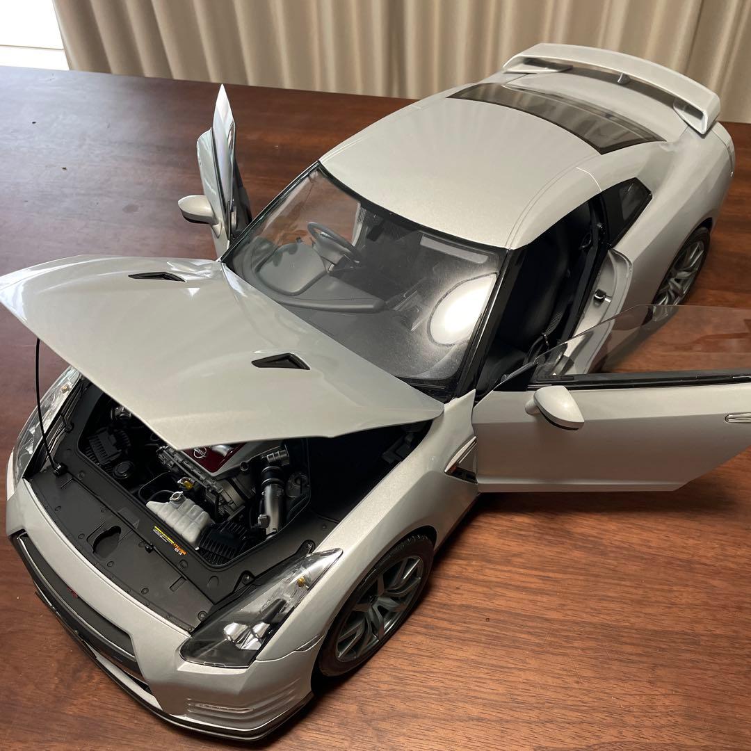 イーグルモスNissan GT-R 35 1/8スケール シルバー完成品