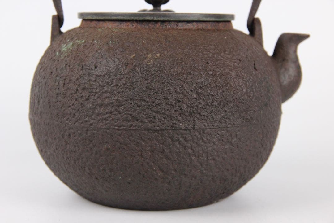 龍文堂造 鉄瓶 日丸形 銀摘 茶道具 約1200ml　岩肌 EL11-26