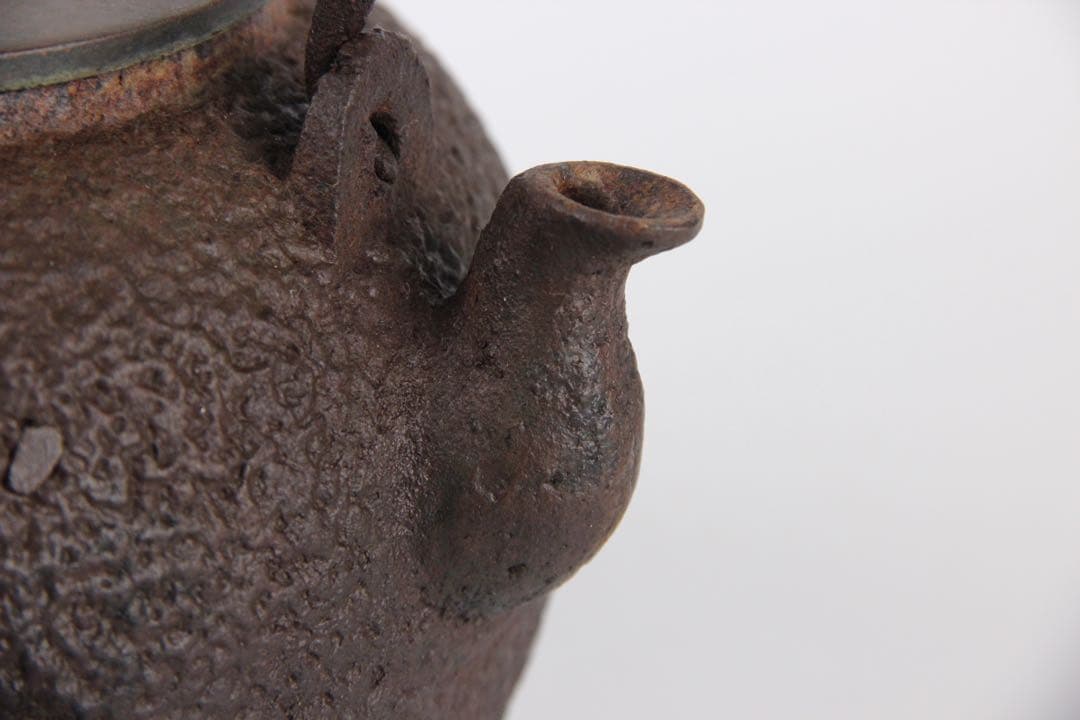 龍文堂造 鉄瓶 日丸形 銀摘 茶道具 約1200ml　岩肌 EL11-26