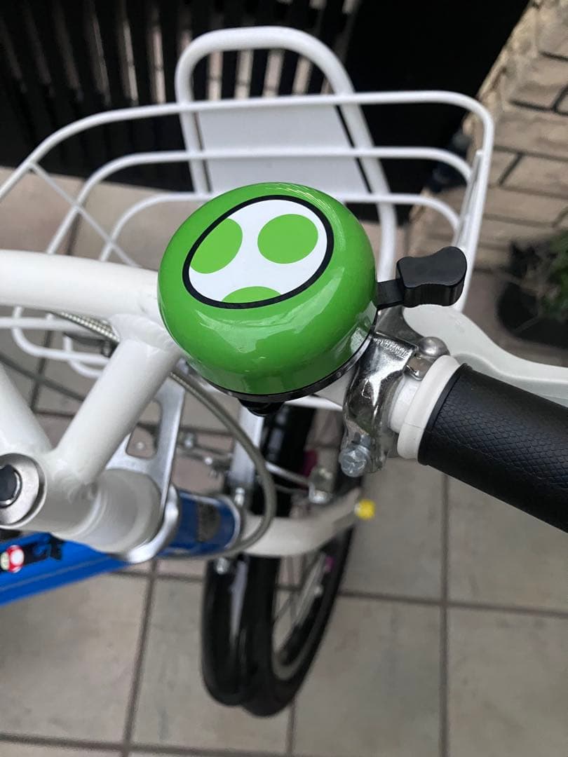 ヨッシーヘルメット付き　コマ有り　マリオ　幼児用自転車　18インチ
