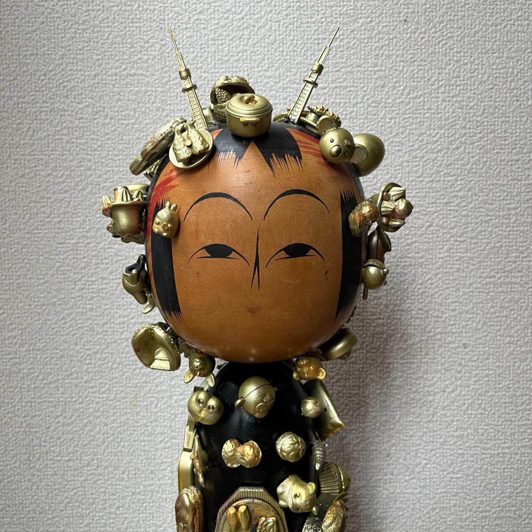 ゴールドの都会のこけし