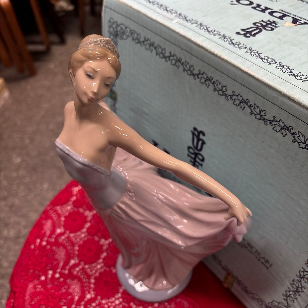 リヤドロ・ 陶器フィギュア 約25cm