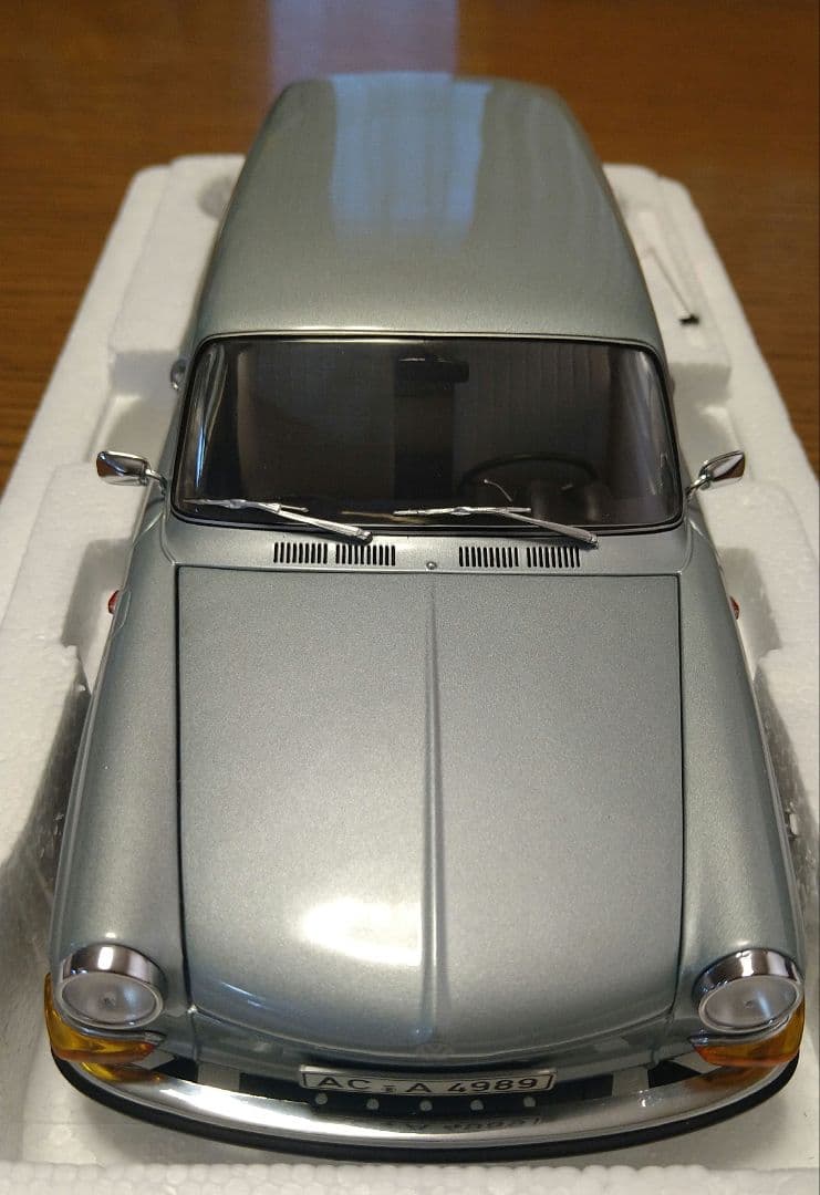 ミニチャンプス 1/18 フォルクスワーゲン 1600L バリアント シルバー