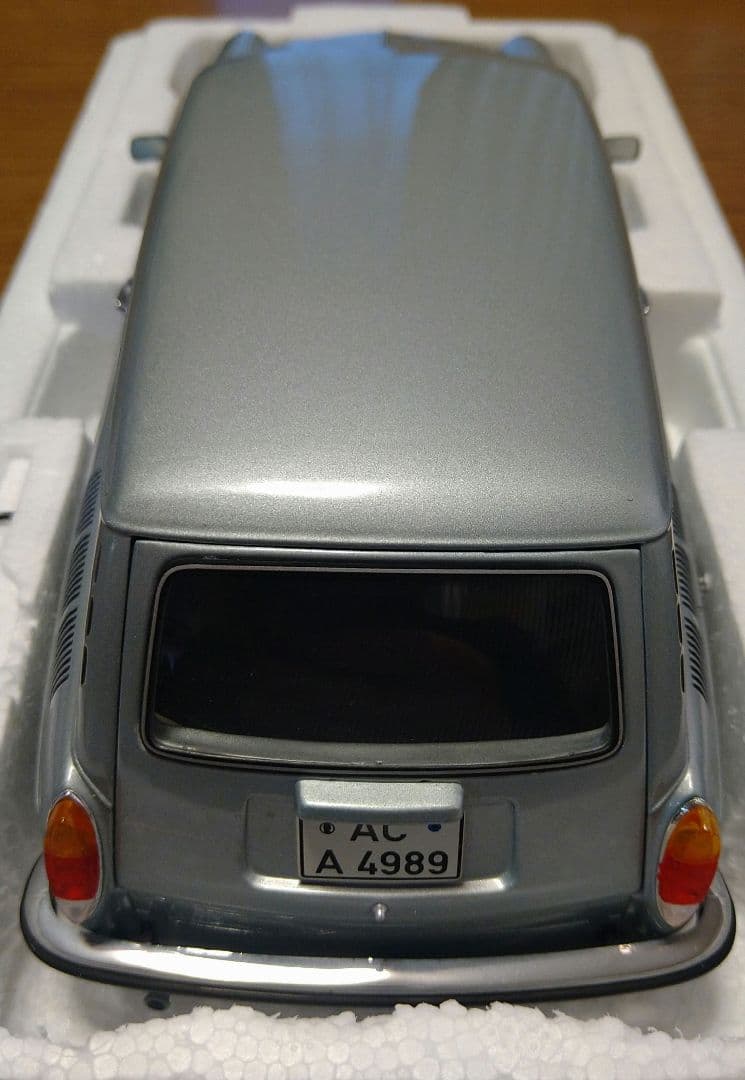 ミニチャンプス 1/18 フォルクスワーゲン 1600L バリアント シルバー