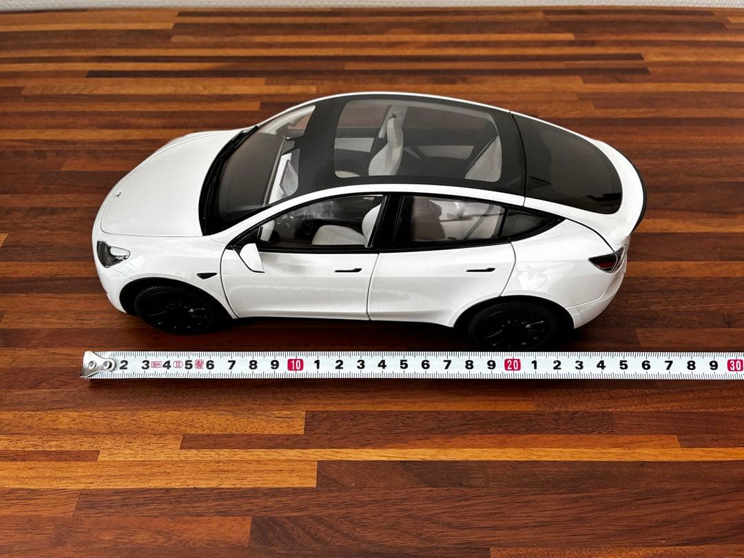 テスラ ミニカー Model Y モデルY 1:18 TESLA