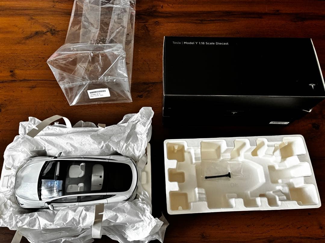 テスラ ミニカー Model Y モデルY 1:18 TESLA