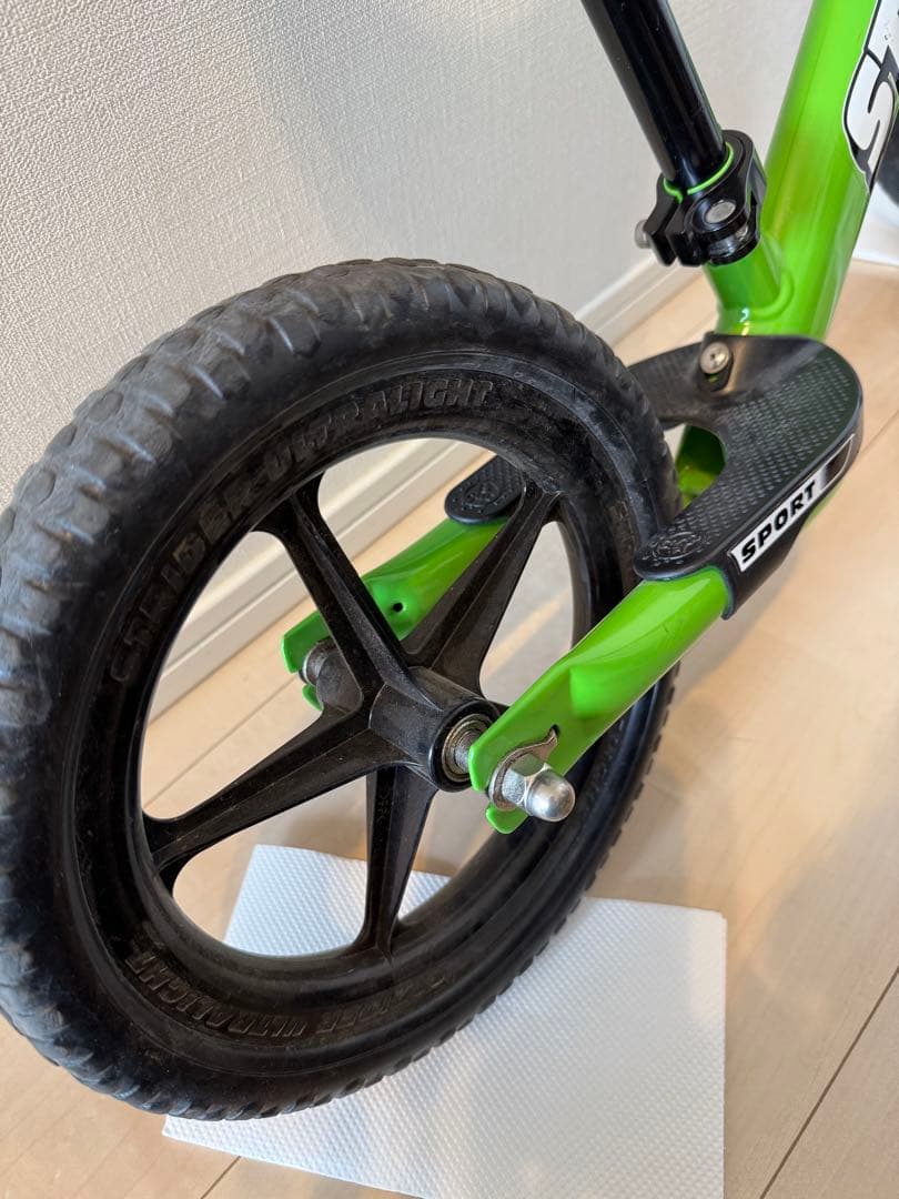 ストライダー スポーツタイプ　グリーン 12インチ　スタンド付