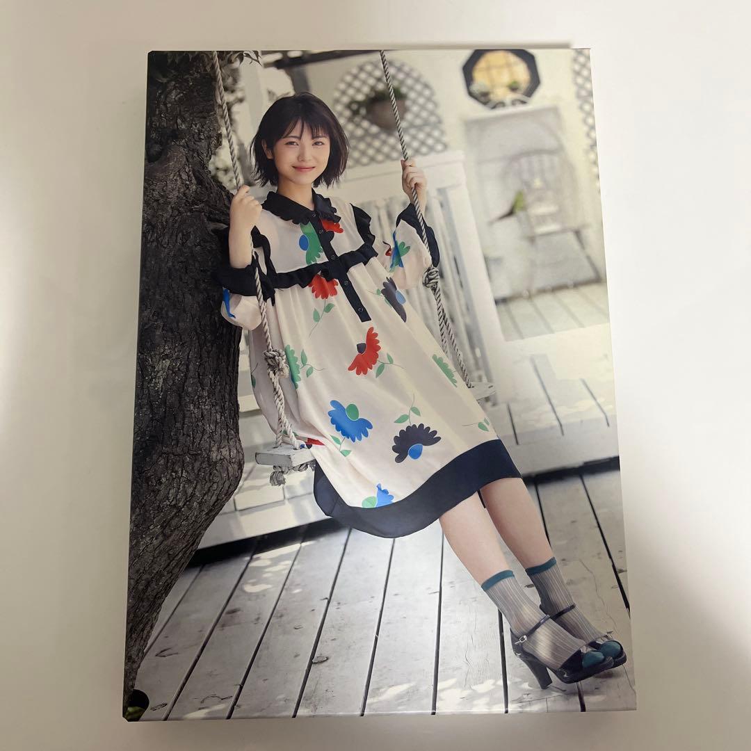 浜辺美波　日経BP SHOP限定　特装版　気ままに美波　直筆サイン付きセット