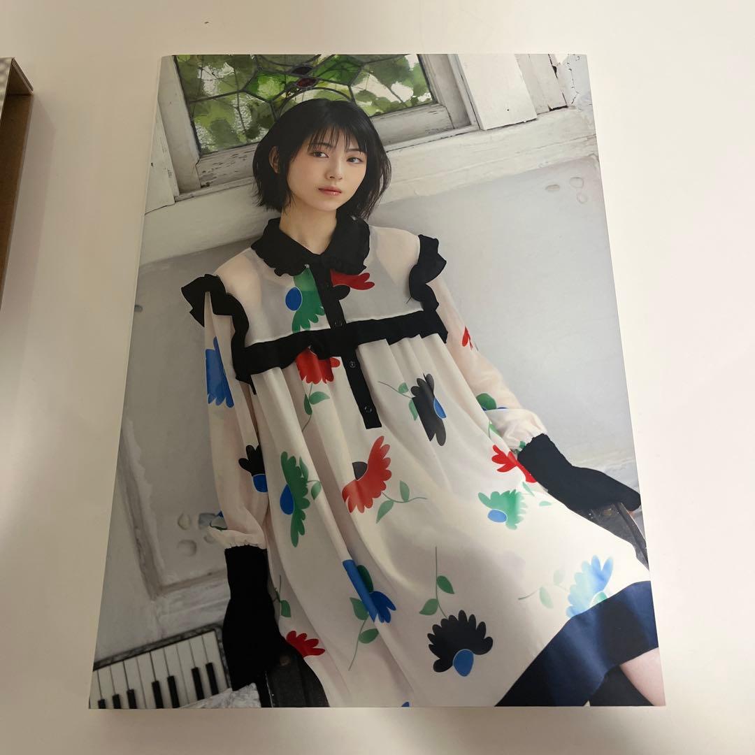 浜辺美波　日経BP SHOP限定　特装版　気ままに美波　直筆サイン付きセット