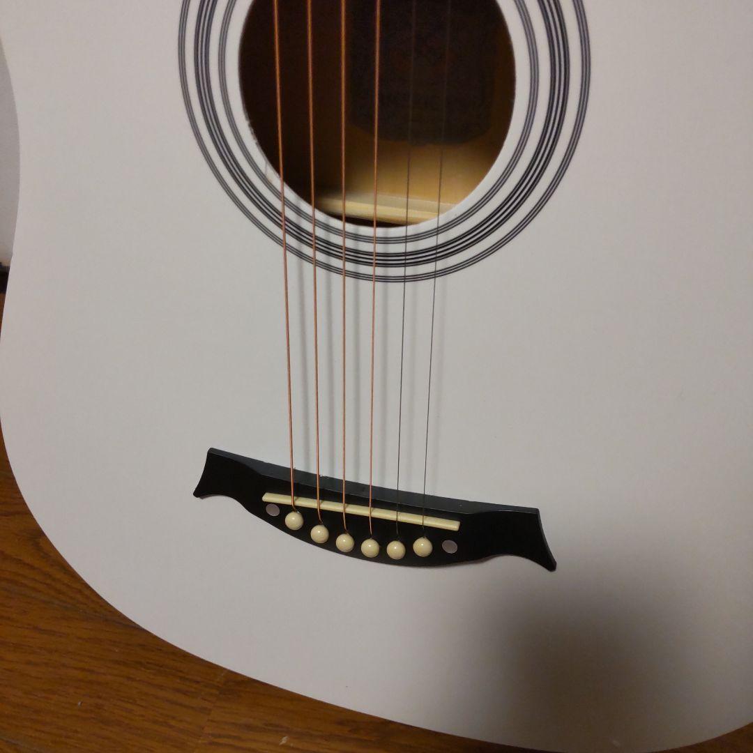 新品！ホワイトカッタウェイアコースティックギター、ソフトケース、付属品付