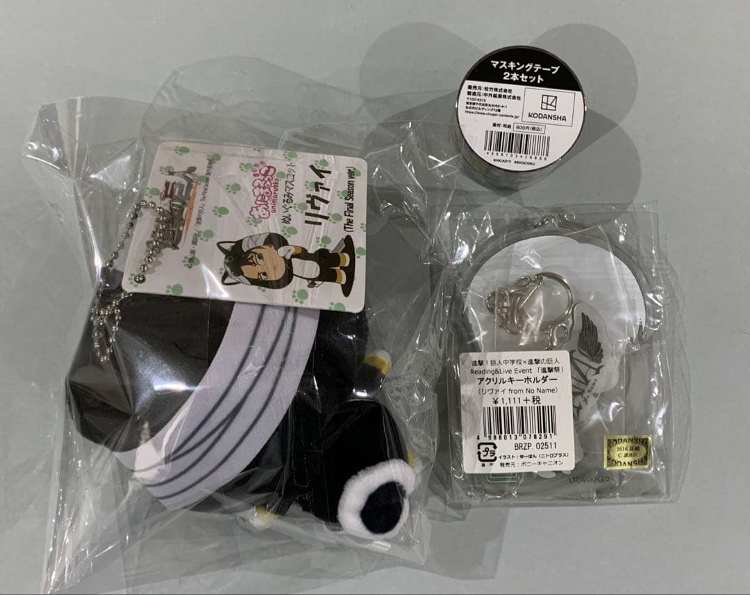 ☆進撃の巨人　グッズ まとめ売り　缶バッジ　紙類　キーホルダー他　約250点