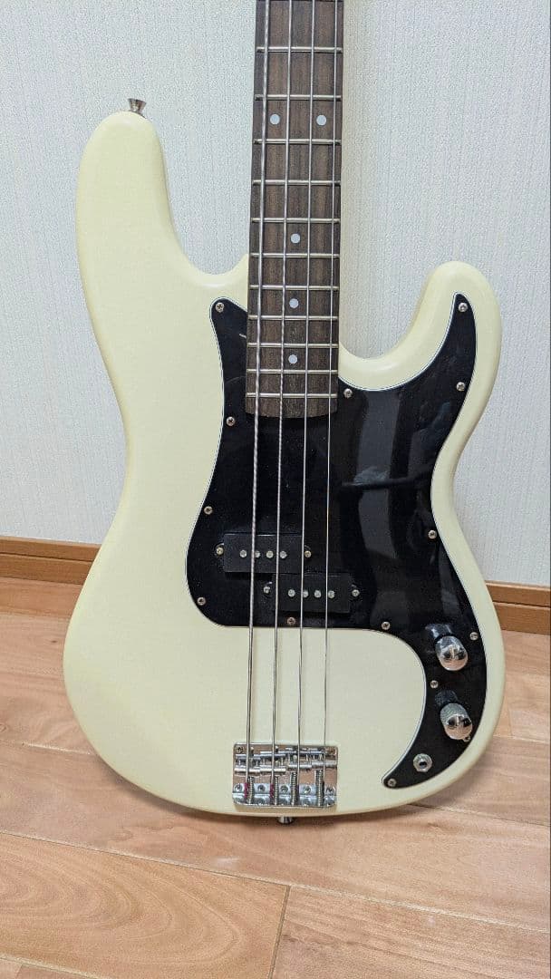 値下げ☆プレシジョンベース　ホワイト　エレキベース　山田リョウ