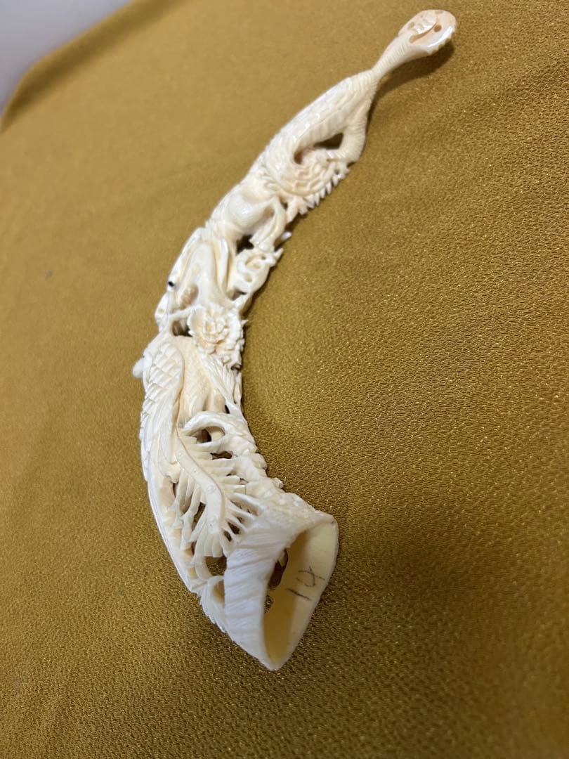マンモスの牙や天然素材から彫られた、龍や鳳凰の精巧な透かし彫りが施された彫刻品