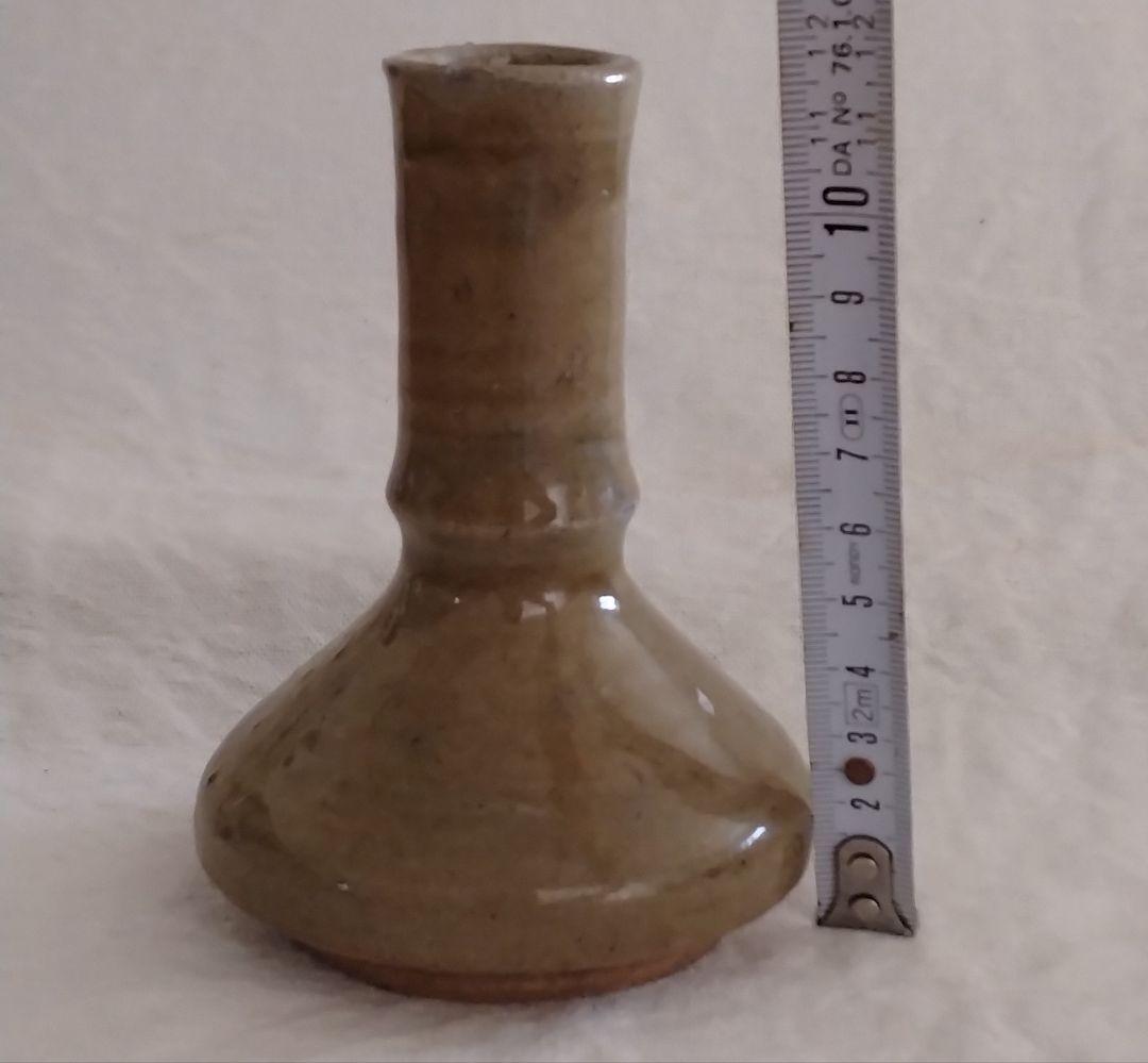 山野草が似合う逸品、信楽焼の風情ある花生（はないけ）