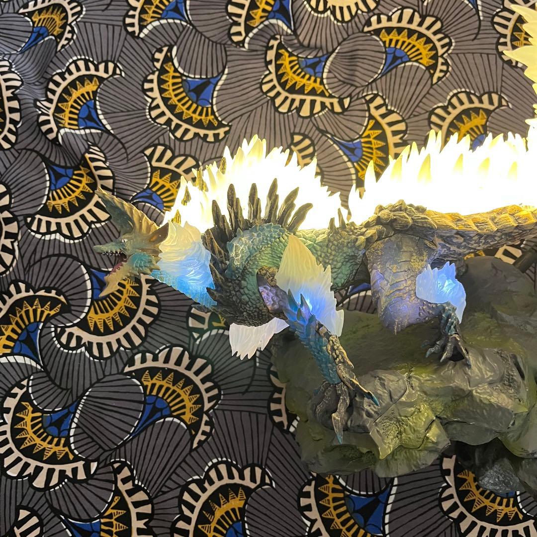 モンスターハンター 雷狼竜 ジンオウガ LED発光 フィギュア 28cm