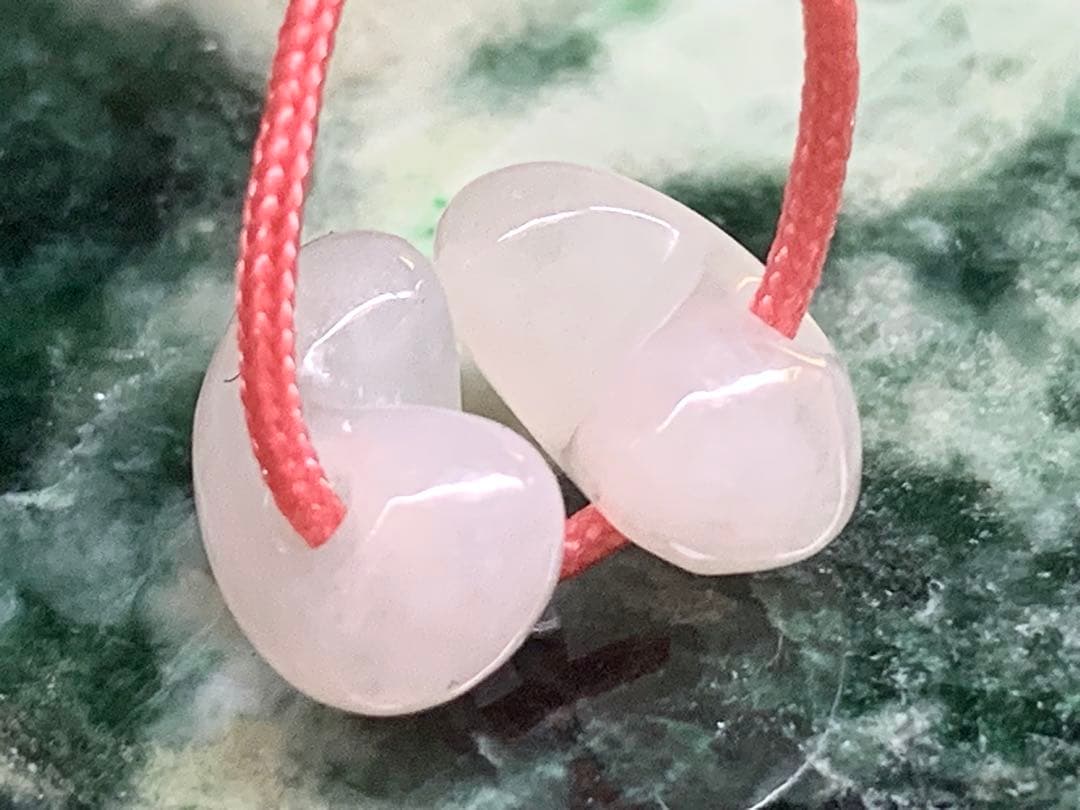 ✳ピカピカの綺麗な勾玉　極上の透明感　糸魚川翡翠ミニ勾玉2個セット ‼️