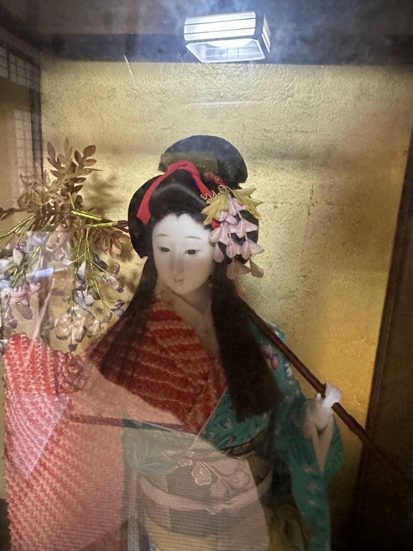 伝統的な日本人形 花飾り付き