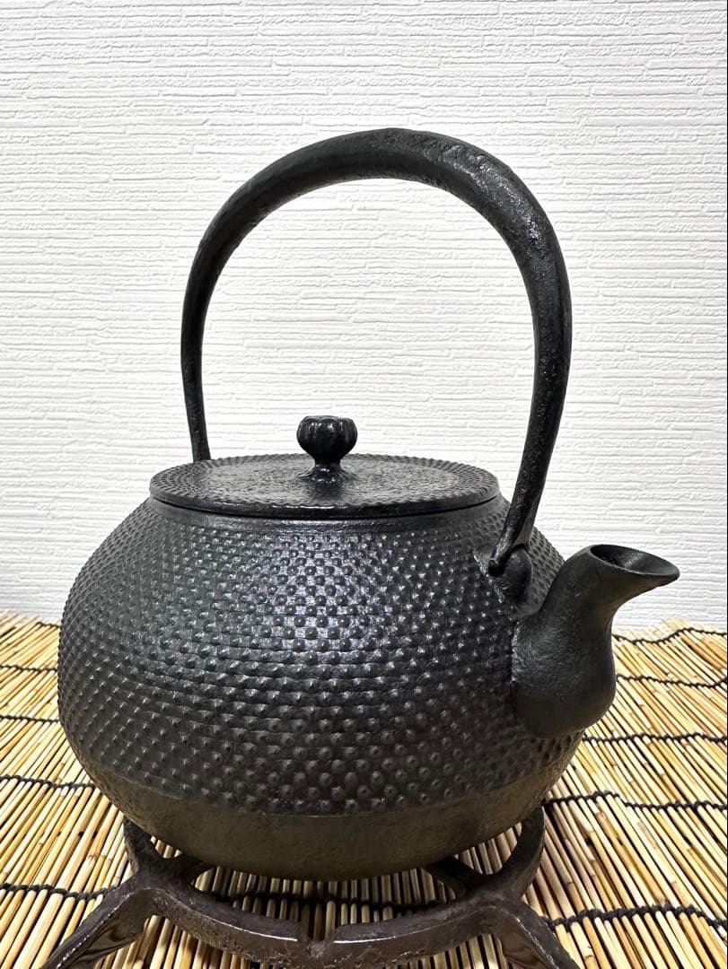 未使用品、供箱、付属品付 南部虎山工房前田知行造　宝珠型　南部鉄瓶　南部鉄器