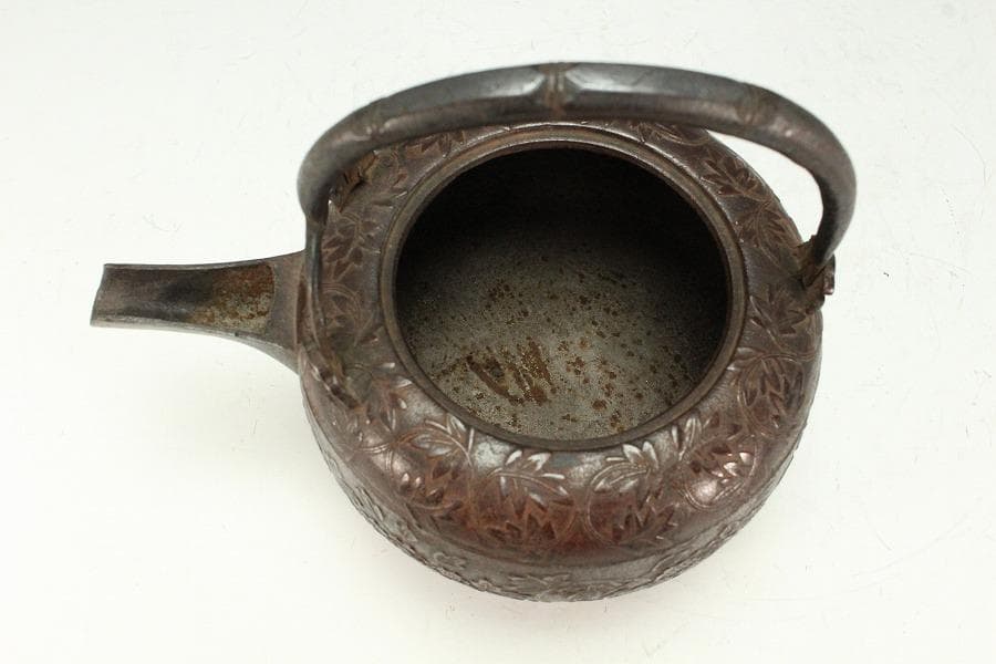 古鉄 纏枝蓮花紋 蒔絵蓋 鉄瓶 注器(K-LC688)