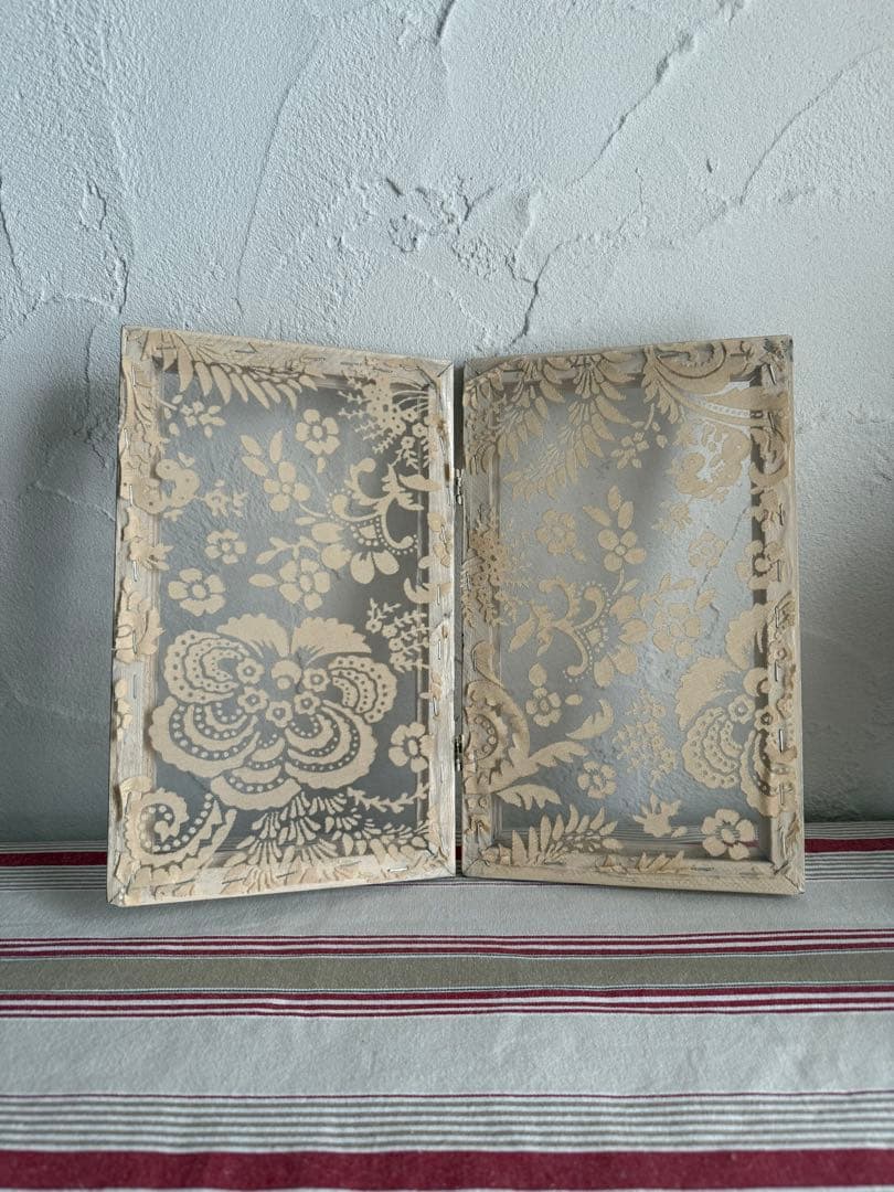 フランスアンティーク　二つ折りフレーム レース花柄