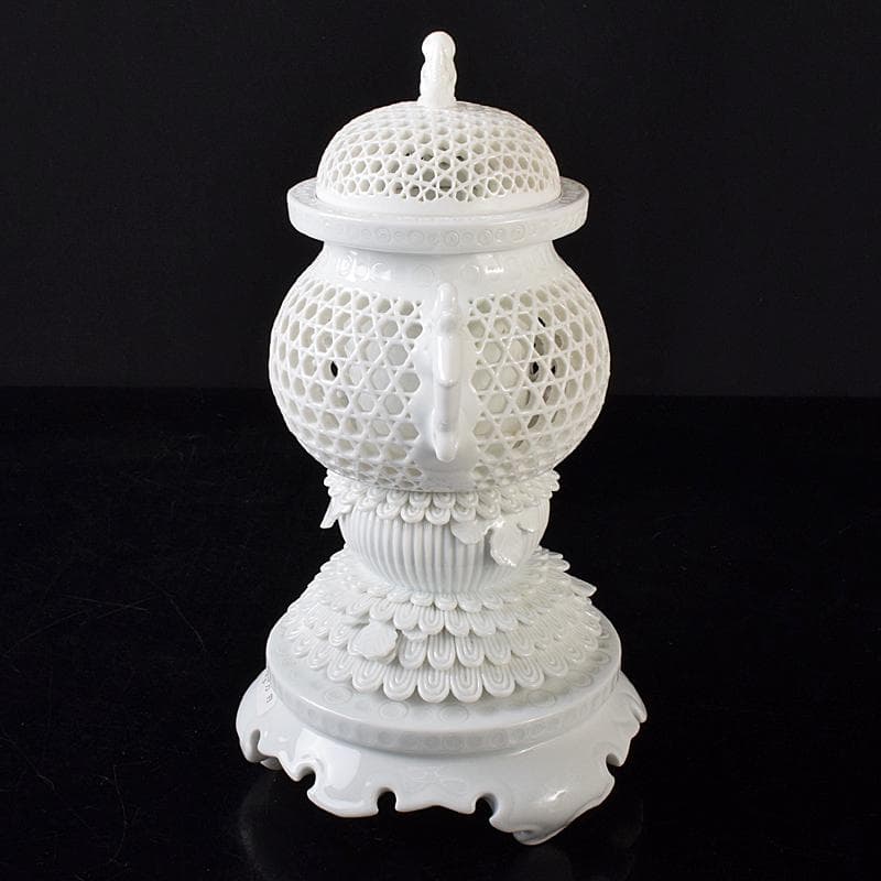 平戸焼　十五代中里茂右衛門造　白磁　菊花座篭目透彫香炉　共箱　V　R8449