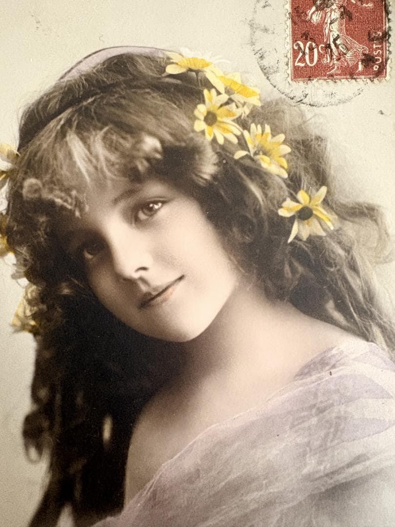 アンティーク ポストカード マーガレットの髪飾りの美しい少女