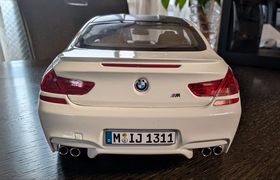 【美品】 M6 F13 ホワイト 1/18 モデルカー