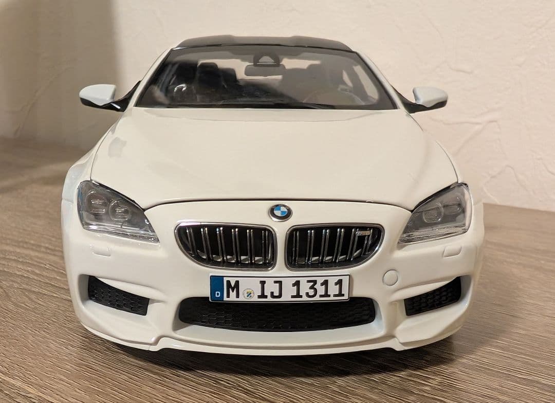 【美品】 M6 F13 ホワイト 1/18 モデルカー