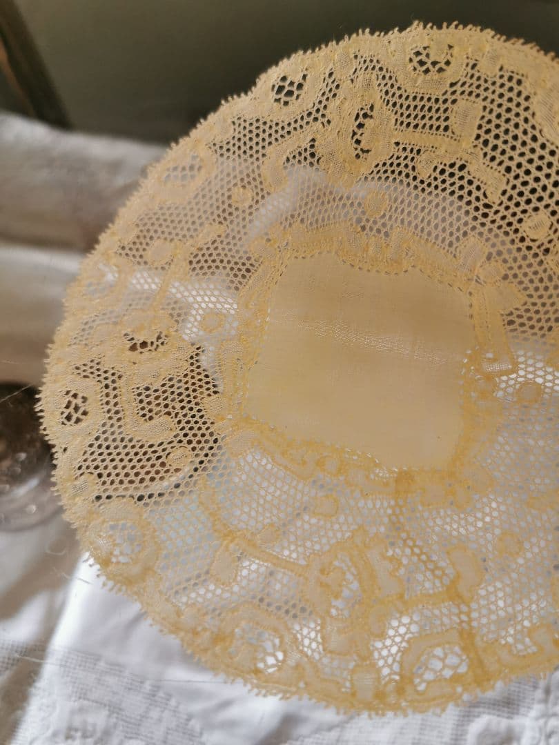 アンティーク ポワンドパリ 舞う1輪の薔薇のモチーフ センターフレームドイリー