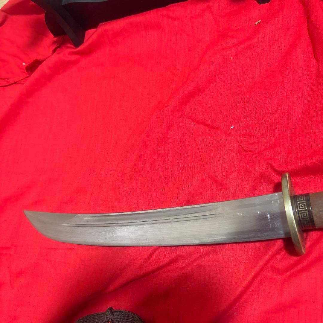 伝統的な唐刀 木製装飾付き