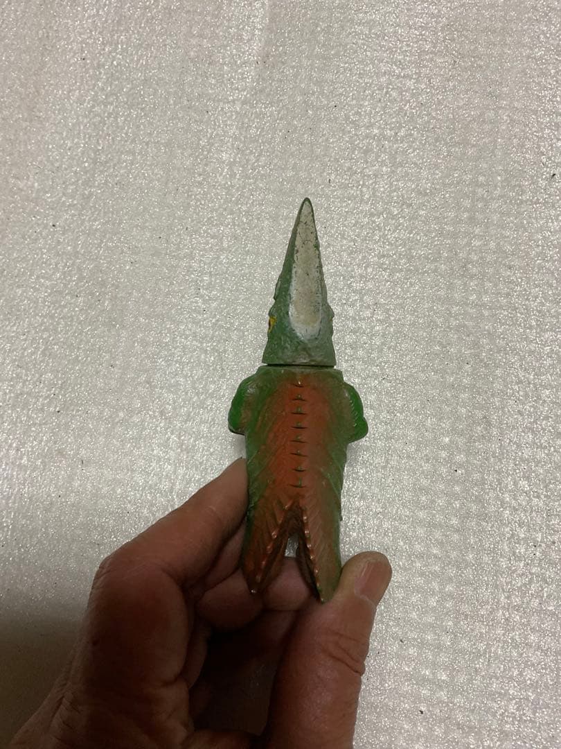 ギロン／ガメラ怪獣シリーズ。首が可動、10cm位。【包袋なし　社名不明？©️大映】