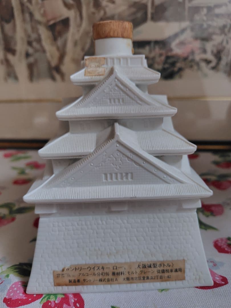 サントリー　ウイスキー　大阪城型ボトル　陶器　未開栓　古酒　ローヤル