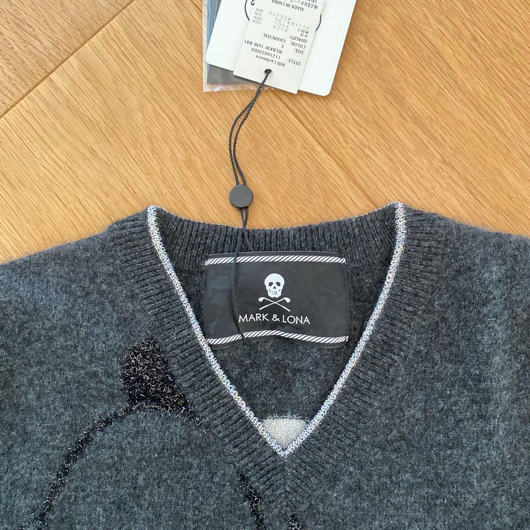 MARK & LONA グレー Vネックセーター　ディズニー