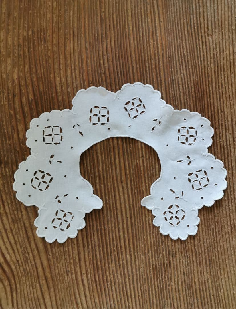 アンティーク オープンカットワーク花刺繍 アイレット スカラップスタイ 付け襟