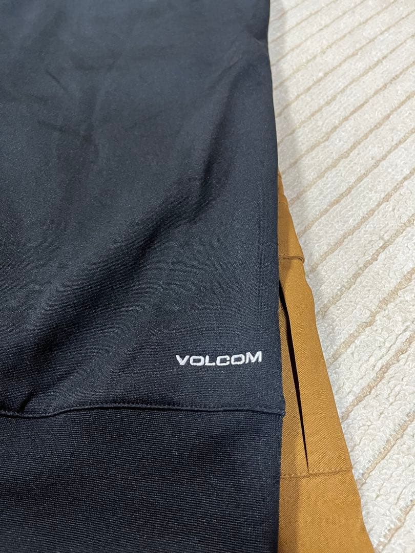 VOLCOM スノーボード　フード付きスウェットウェア　Ｌサイズセット