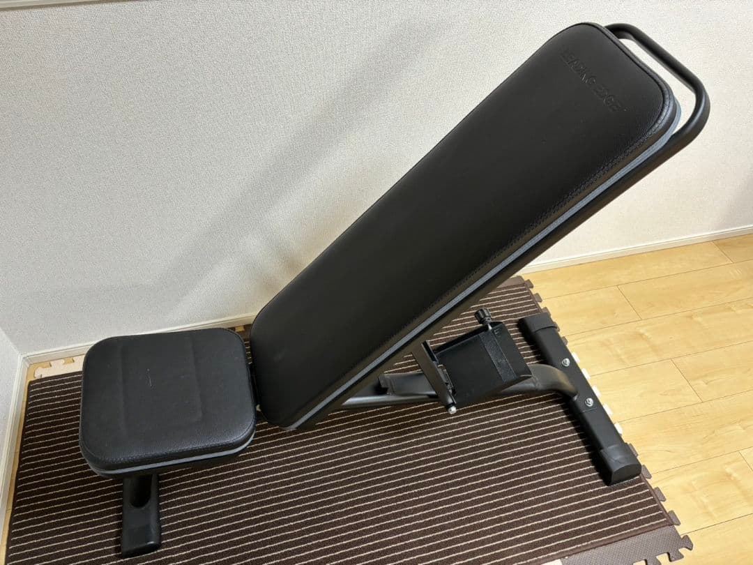 トレーニング用品（ベンチ、ダンベル）