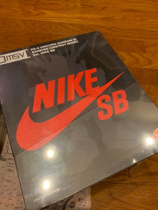 ロボット Gundam x Nike SBQMSV RX-0 Banshee 02