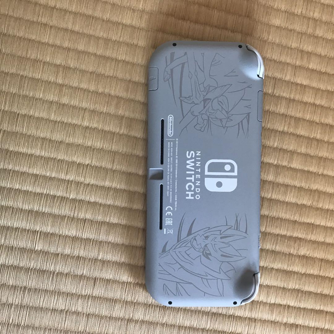 カセット3つ。スリムハンドポーチ。スイッチ本体. スイッチのカバー。