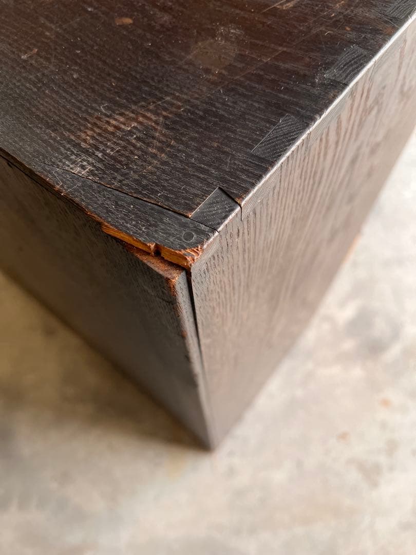 大型ダークブラウン箪笥 彫刻装飾付き