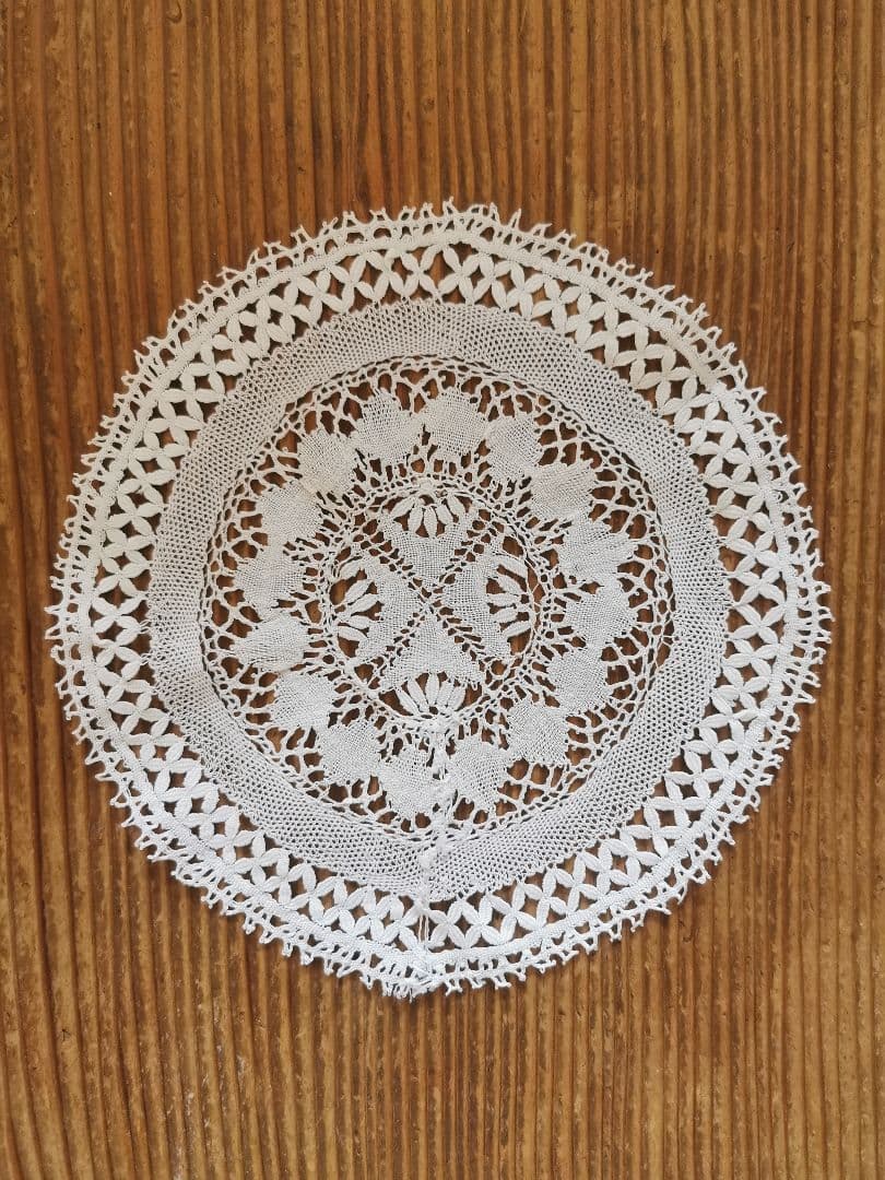アンティーク マルチーズレースラウンドドイリー 涼やかなリネン糸 マルタ十字✠
