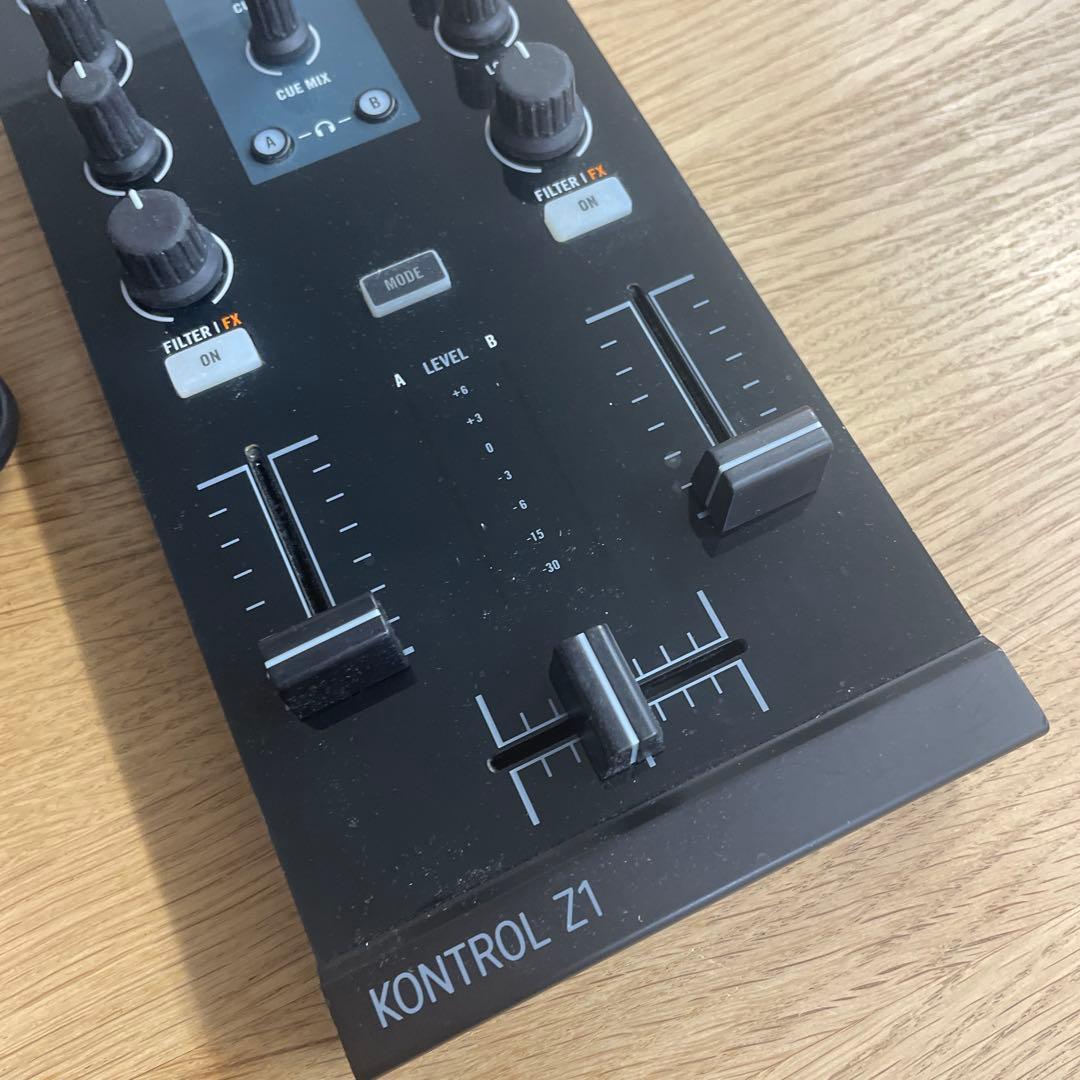 TRAKTOR KONTROL Z1 DJコントローラー