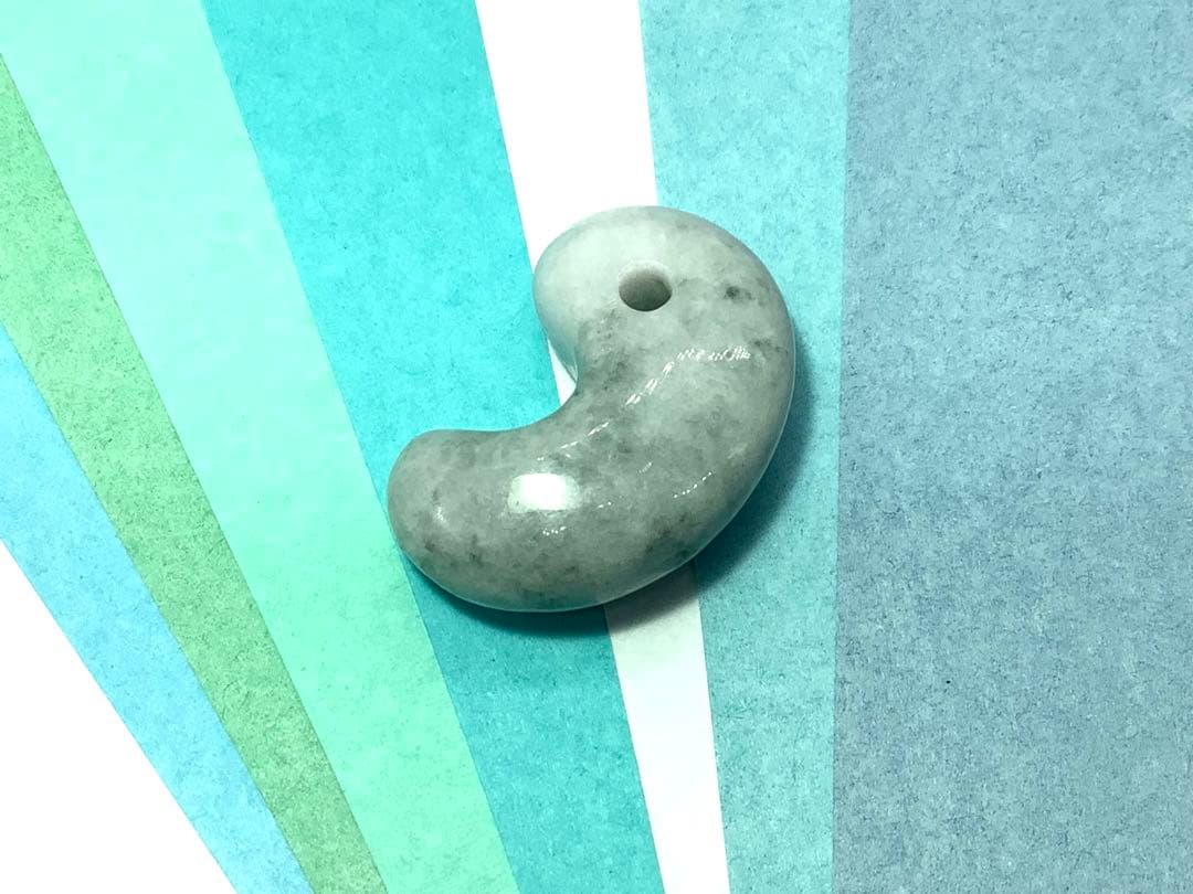 ⭕️高価な氷種　糸魚川翡翠勾玉*ジェダイト　10万円以下ではありません‼️ 鑑定済み