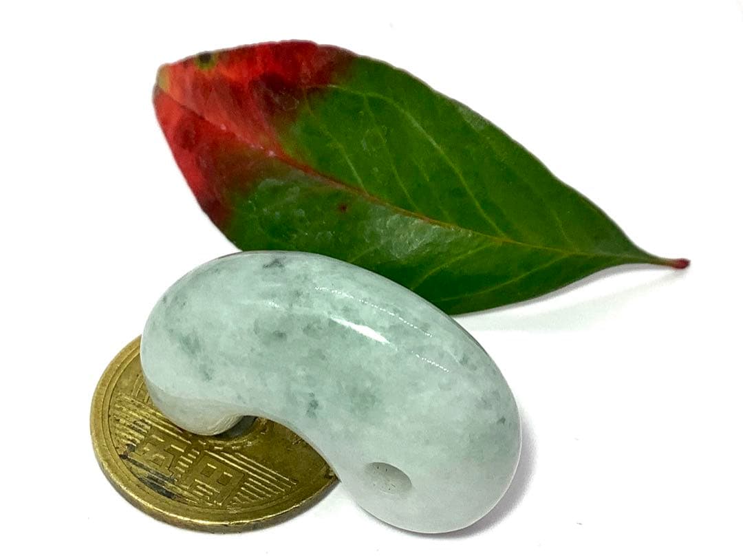 ⭕️高価な氷種　糸魚川翡翠勾玉*ジェダイト　10万円以下ではありません‼️ 鑑定済み