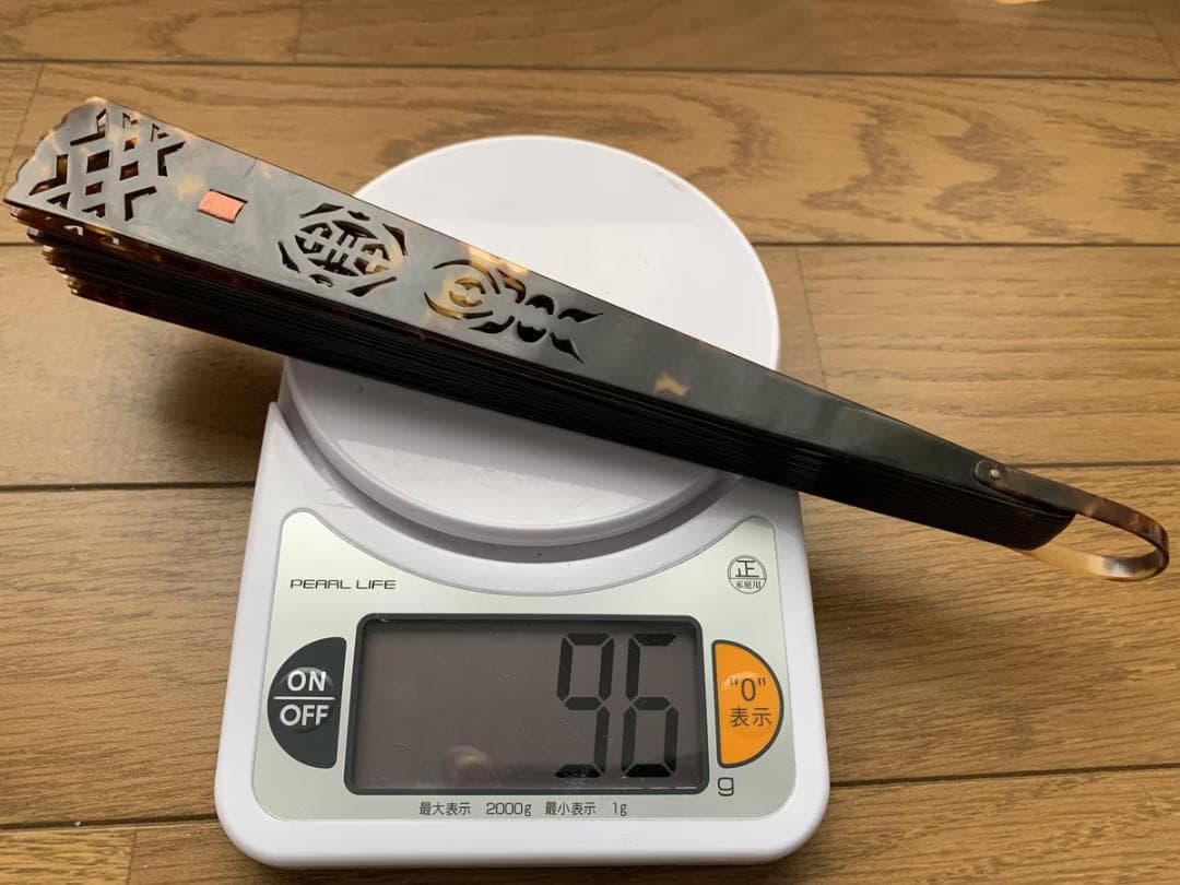 本鼈甲 べっ甲 扇子 工芸品 透かしデザイン 中国扇子 96g
