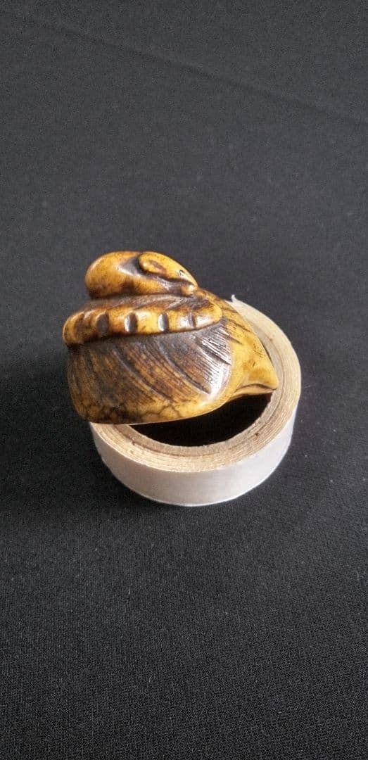 骨董時代提げ物、根付け鼠鮑の縁起物彫刻 約6cm